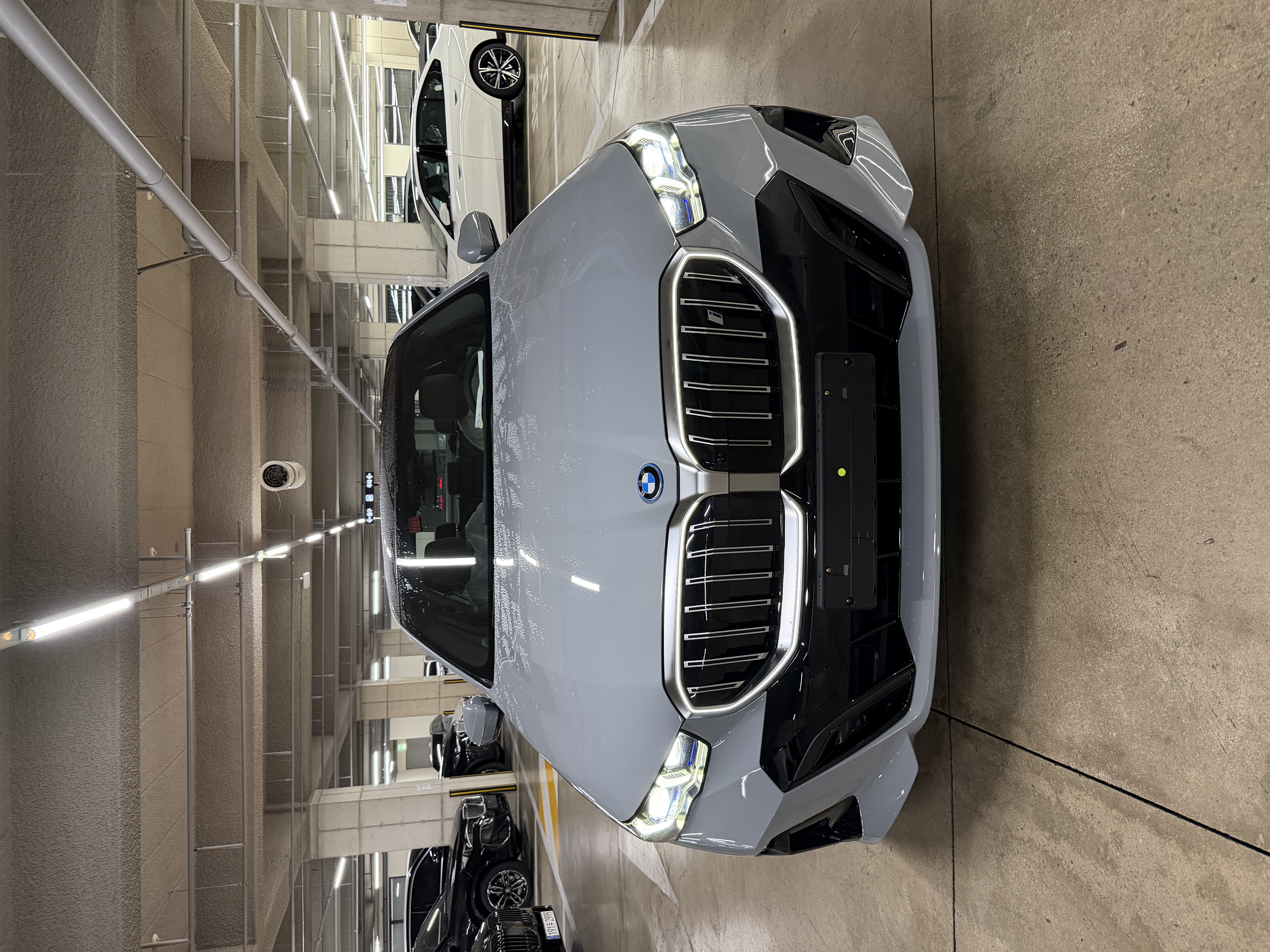 BMW i5 출고 사진